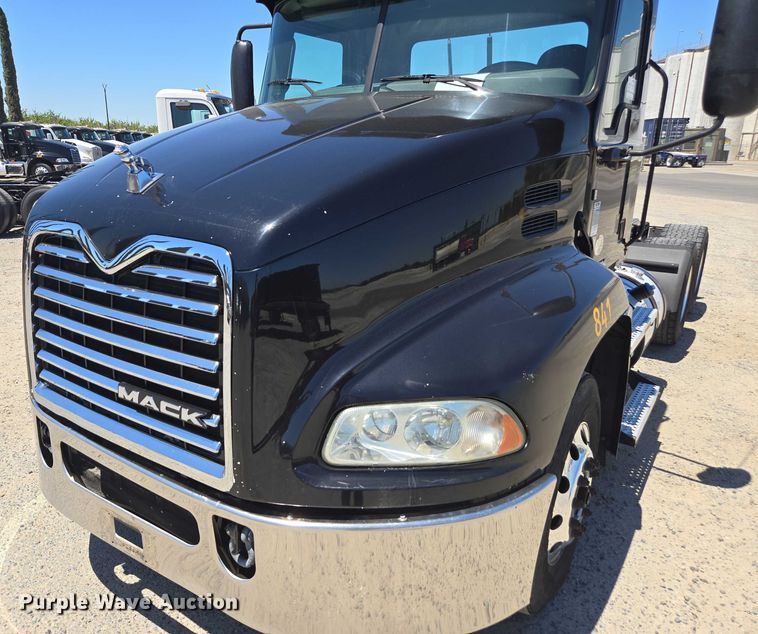 image for item DH8668 2017 Mack CXU613 semi truck