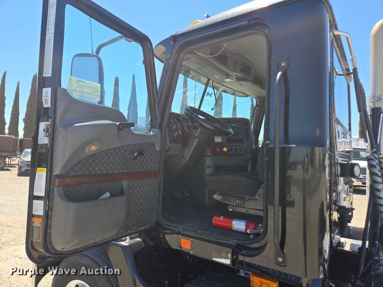 image for item DH8668 2017 Mack CXU613 semi truck