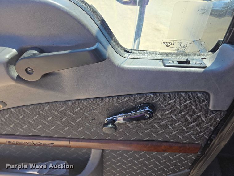 image for item DH8668 2017 Mack CXU613 semi truck