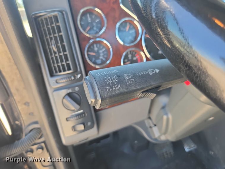 image for item DH8668 2017 Mack CXU613 semi truck