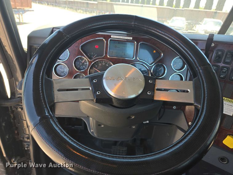 image for item DH8668 2017 Mack CXU613 semi truck