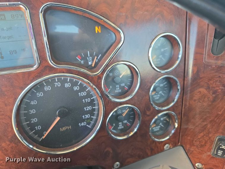 image for item DH8668 2017 Mack CXU613 semi truck