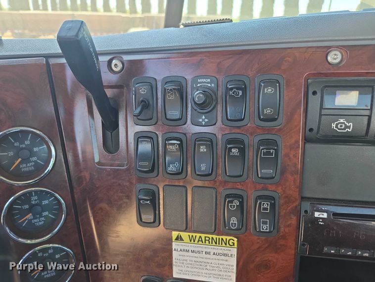 image for item DH8668 2017 Mack CXU613 semi truck