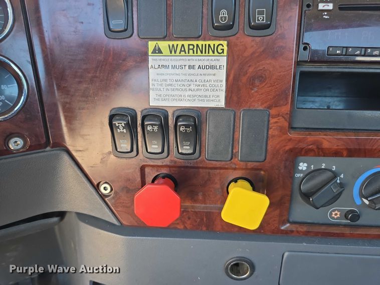 image for item DH8668 2017 Mack CXU613 semi truck