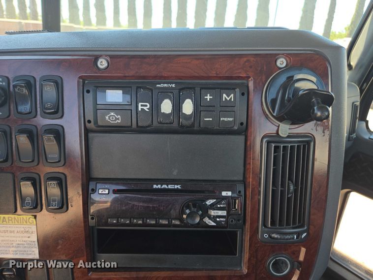 image for item DH8668 2017 Mack CXU613 semi truck