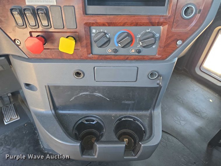 image for item DH8668 2017 Mack CXU613 semi truck