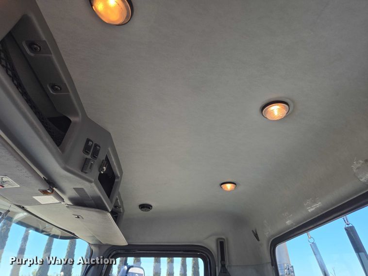 image for item DH8668 2017 Mack CXU613 semi truck