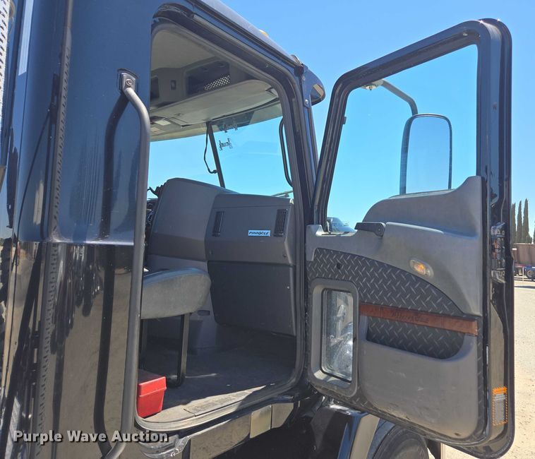 image for item DH8668 2017 Mack CXU613 semi truck