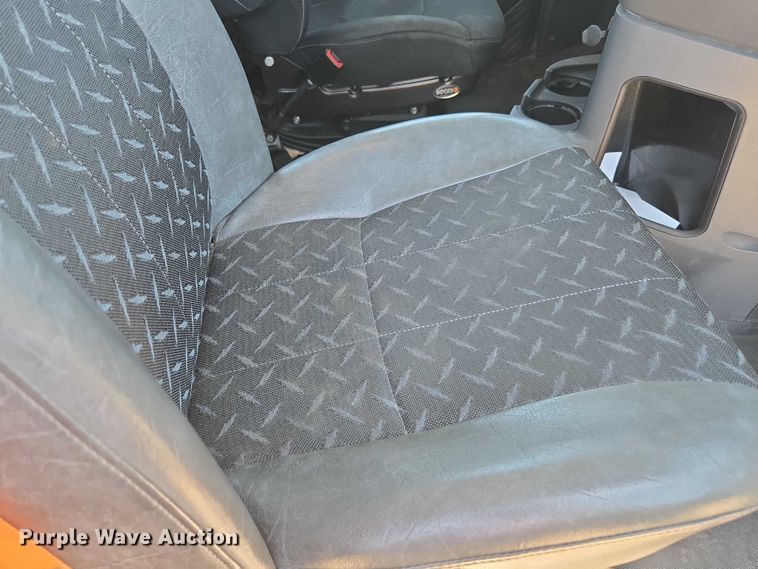 image for item DH8668 2017 Mack CXU613 semi truck