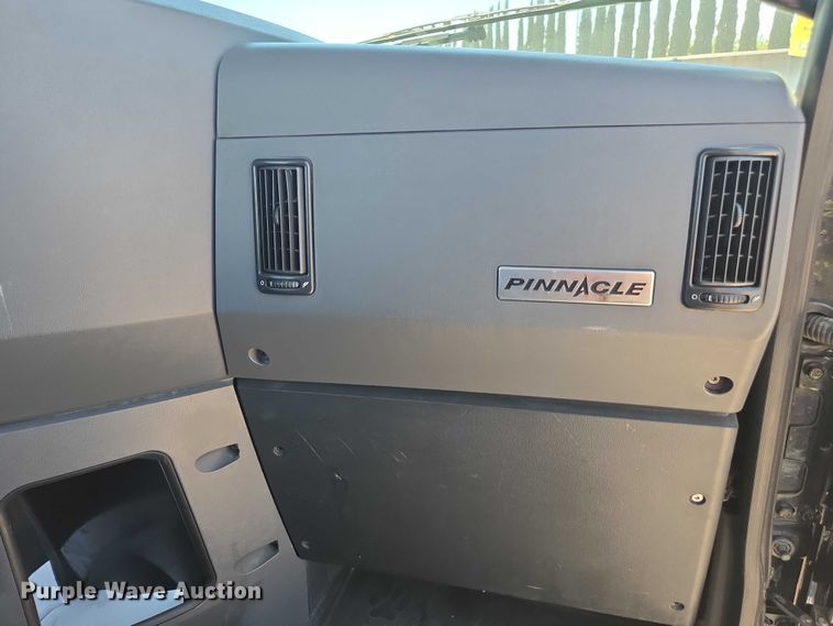 image for item DH8668 2017 Mack CXU613 semi truck