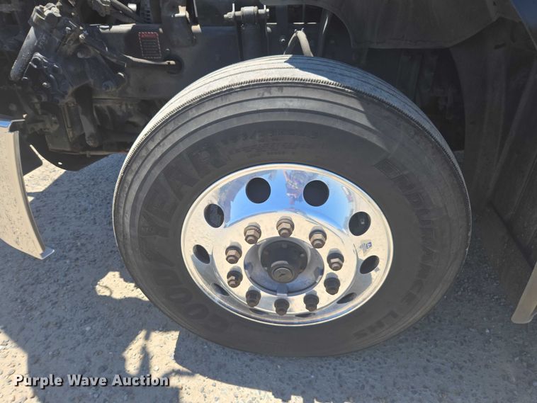 image for item DH8668 2017 Mack CXU613 semi truck