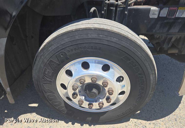 image for item DH8668 2017 Mack CXU613 semi truck