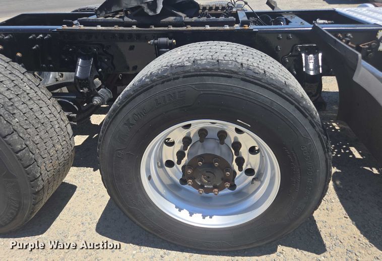 image for item DH8668 2017 Mack CXU613 semi truck