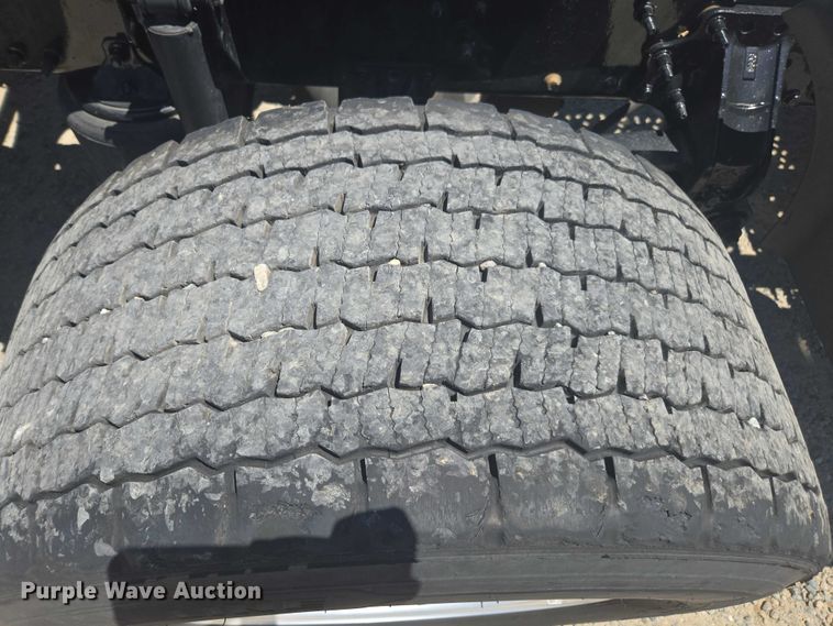 image for item DH8668 2017 Mack CXU613 semi truck