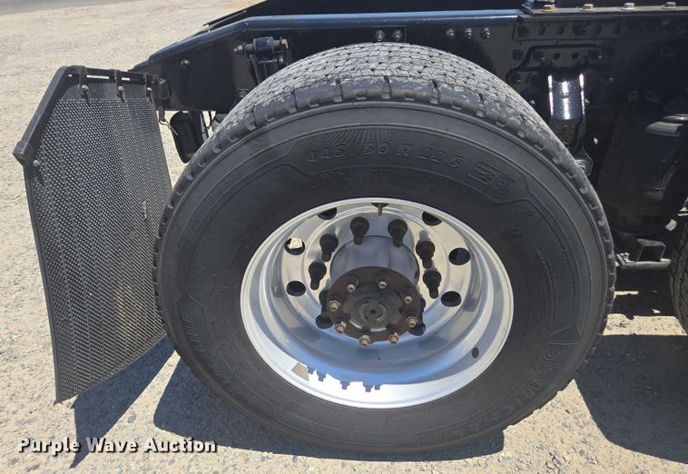 image for item DH8668 2017 Mack CXU613 semi truck