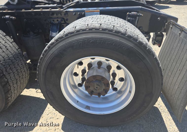 image for item DH8668 2017 Mack CXU613 semi truck