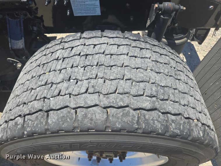 image for item DH8668 2017 Mack CXU613 semi truck