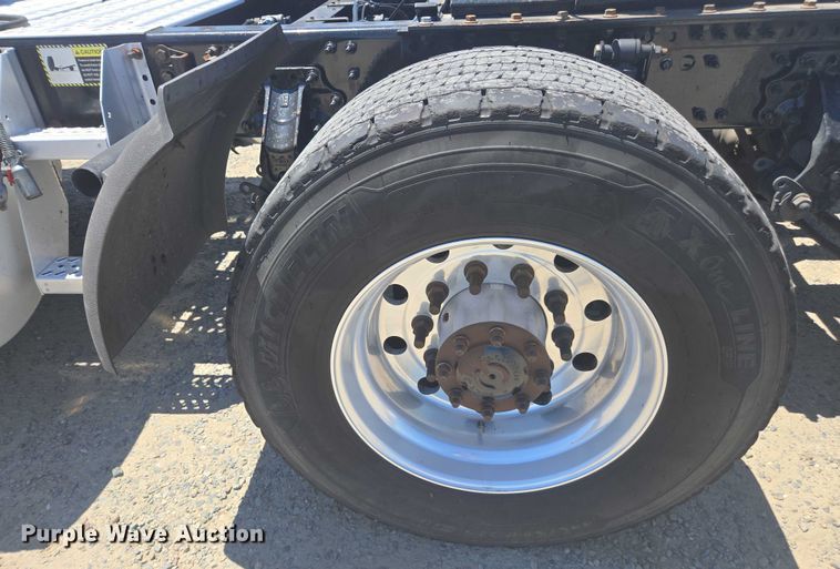 image for item DH8668 2017 Mack CXU613 semi truck