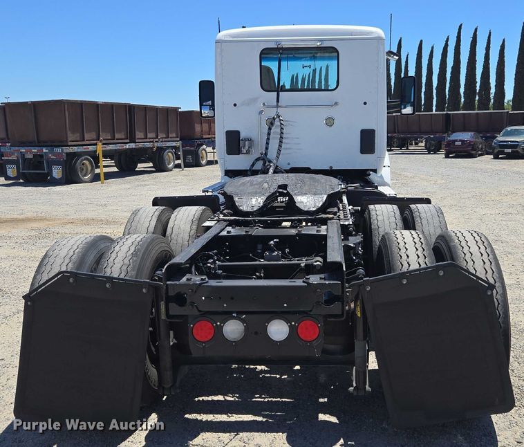 image for item DH8669 2016 Kenworth T880 semi truck