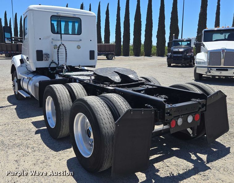 image for item DH8669 2016 Kenworth T880 semi truck