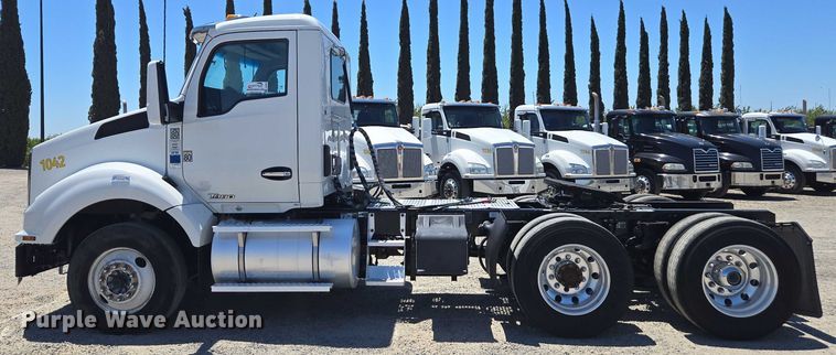 image for item DH8669 2016 Kenworth T880 semi truck