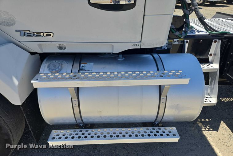 image for item DH8669 2016 Kenworth T880 semi truck