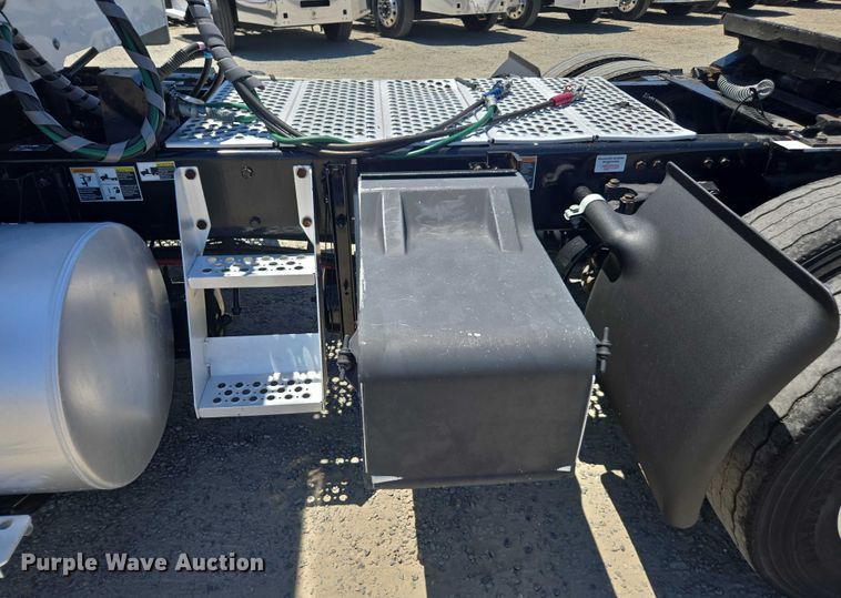 image for item DH8669 2016 Kenworth T880 semi truck