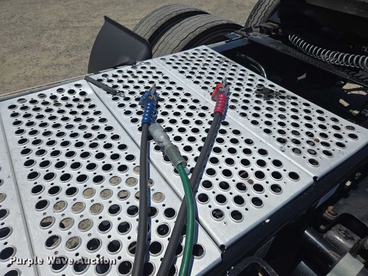 image for item DH8669 2016 Kenworth T880 semi truck