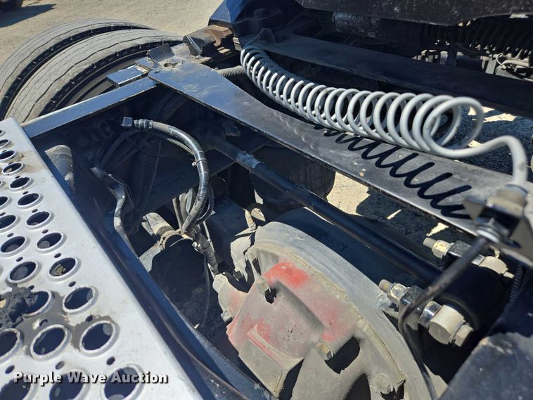 image for item DH8669 2016 Kenworth T880 semi truck