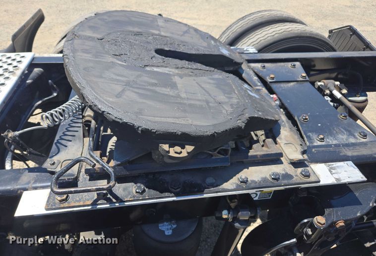 image for item DH8669 2016 Kenworth T880 semi truck