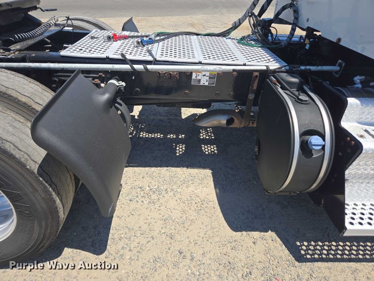 image for item DH8669 2016 Kenworth T880 semi truck