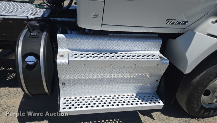 image for item DH8669 2016 Kenworth T880 semi truck
