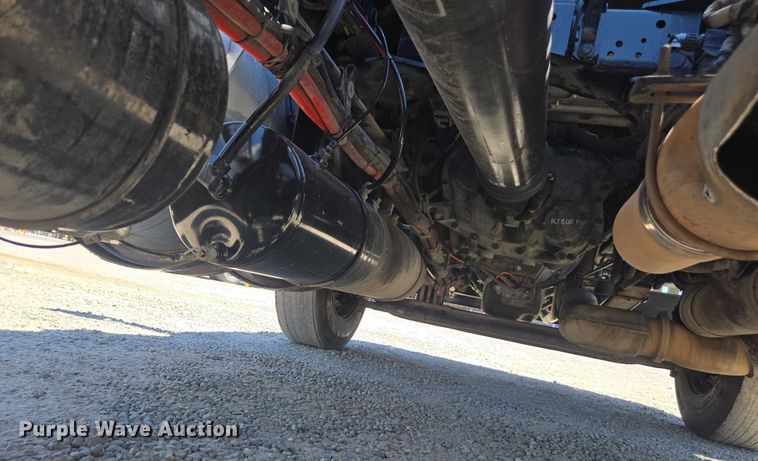 image for item DH8669 2016 Kenworth T880 semi truck