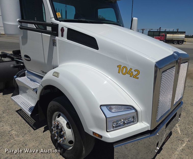 image for item DH8669 2016 Kenworth T880 semi truck