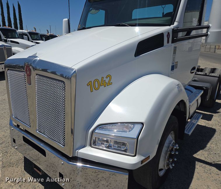 image for item DH8669 2016 Kenworth T880 semi truck