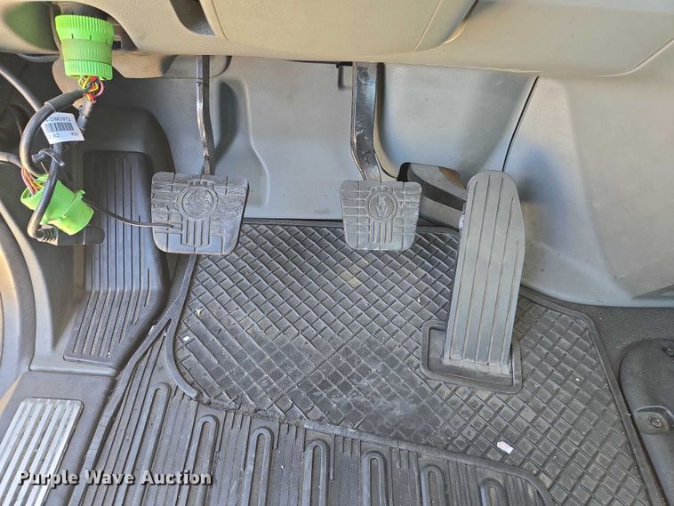 image for item DH8669 2016 Kenworth T880 semi truck