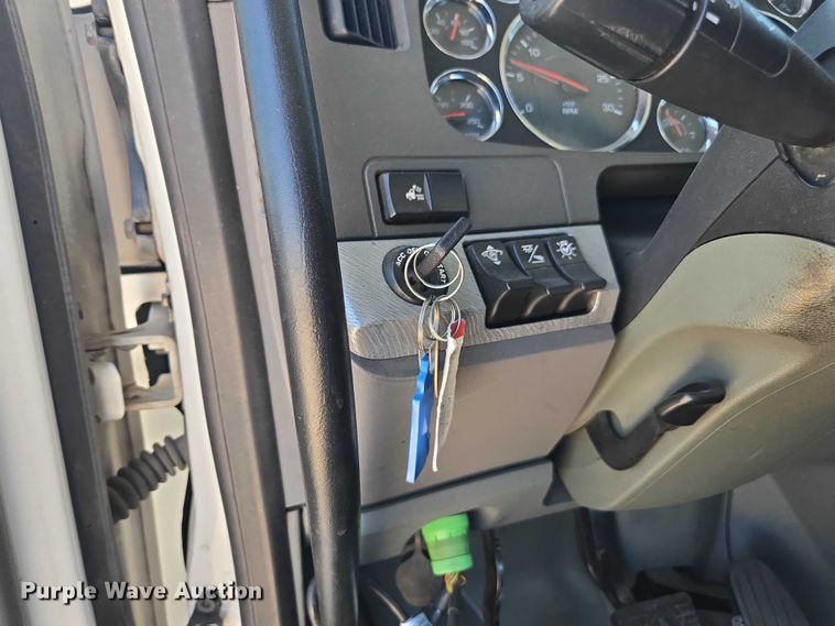 image for item DH8669 2016 Kenworth T880 semi truck