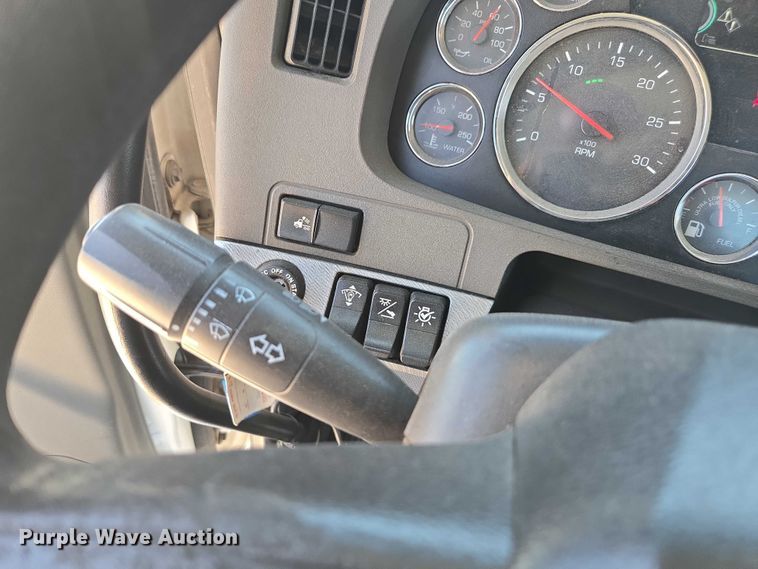 image for item DH8669 2016 Kenworth T880 semi truck