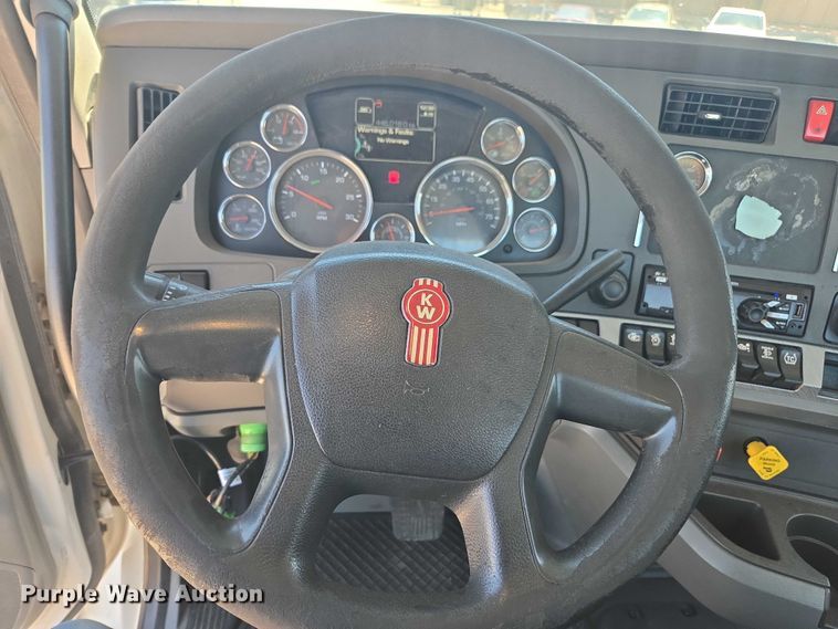 image for item DH8669 2016 Kenworth T880 semi truck