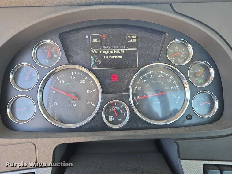 image for item DH8669 2016 Kenworth T880 semi truck