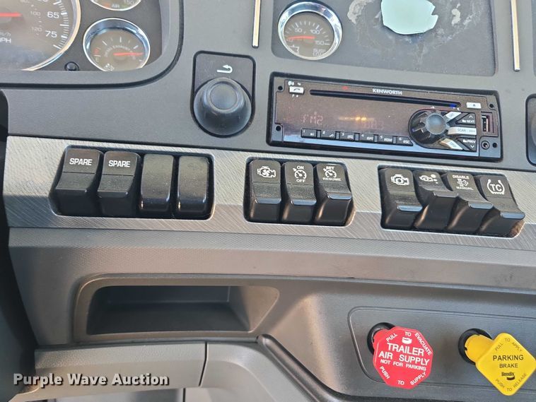 image for item DH8669 2016 Kenworth T880 semi truck