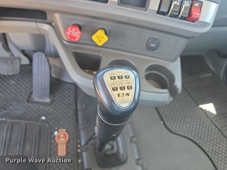 image for item DH8669 2016 Kenworth T880 semi truck