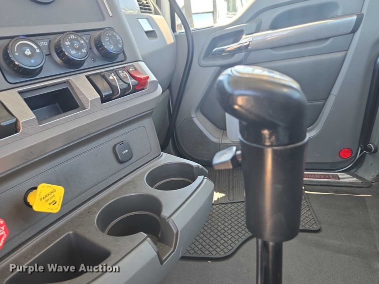 image for item DH8669 2016 Kenworth T880 semi truck