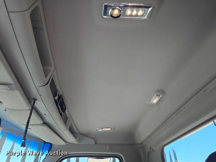 image for item DH8669 2016 Kenworth T880 semi truck