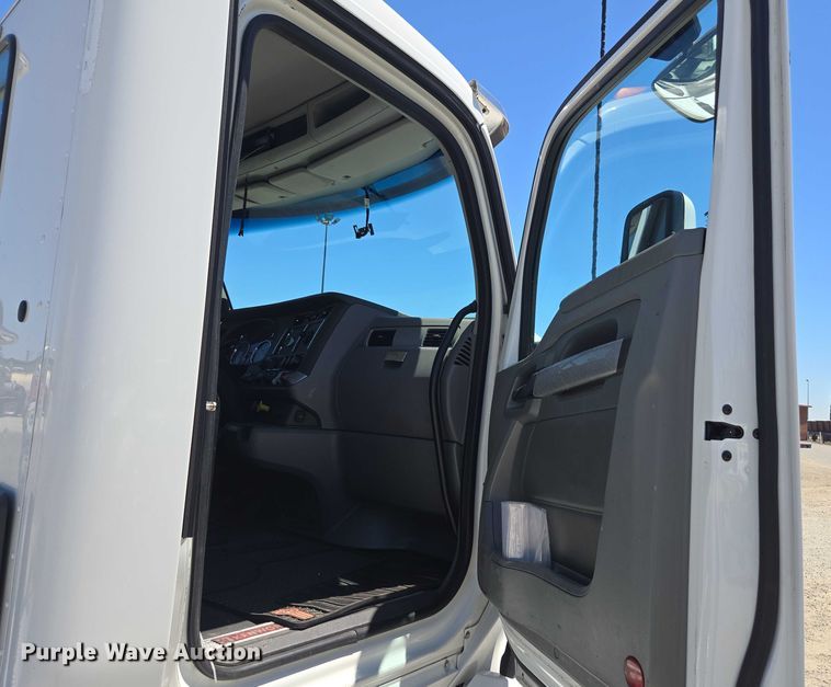 image for item DH8669 2016 Kenworth T880 semi truck