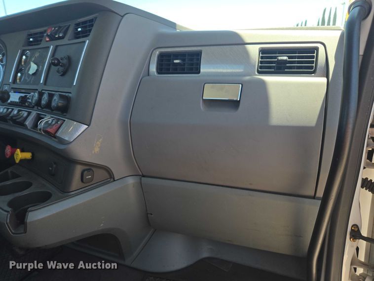 image for item DH8669 2016 Kenworth T880 semi truck