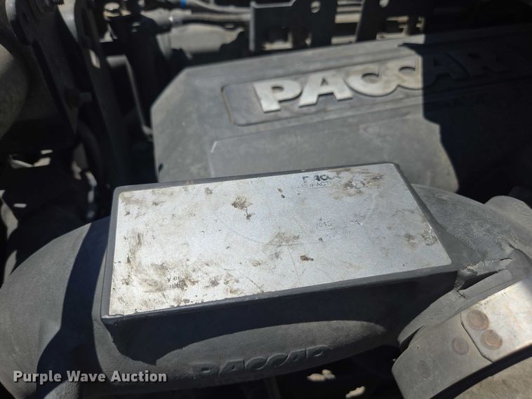 image for item DH8669 2016 Kenworth T880 semi truck