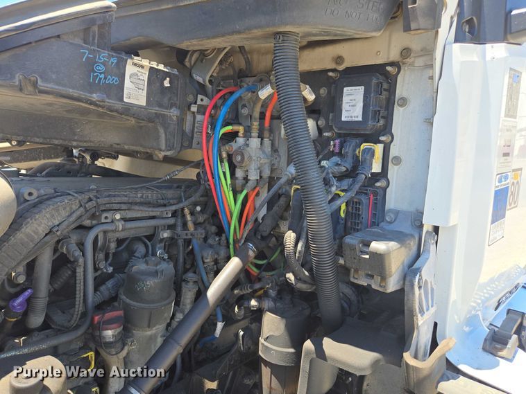 image for item DH8669 2016 Kenworth T880 semi truck