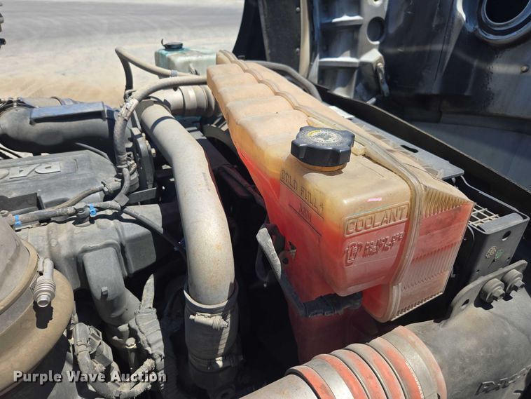 image for item DH8669 2016 Kenworth T880 semi truck