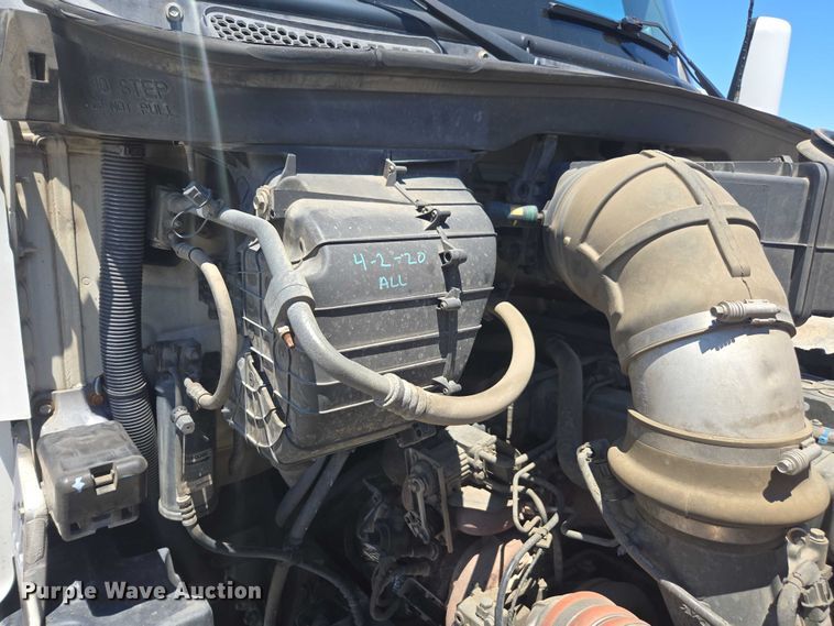 image for item DH8669 2016 Kenworth T880 semi truck